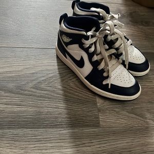 Navy blue and white Preschool Jordan 1’s MID